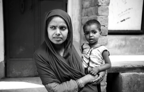 woman with child in Delhi