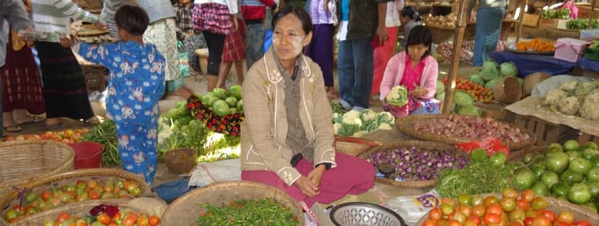 Street vendors Myanmar_photo: Marty Chen