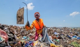 Waste picker at Kpone landfill in Accra - credit Dean Saffron