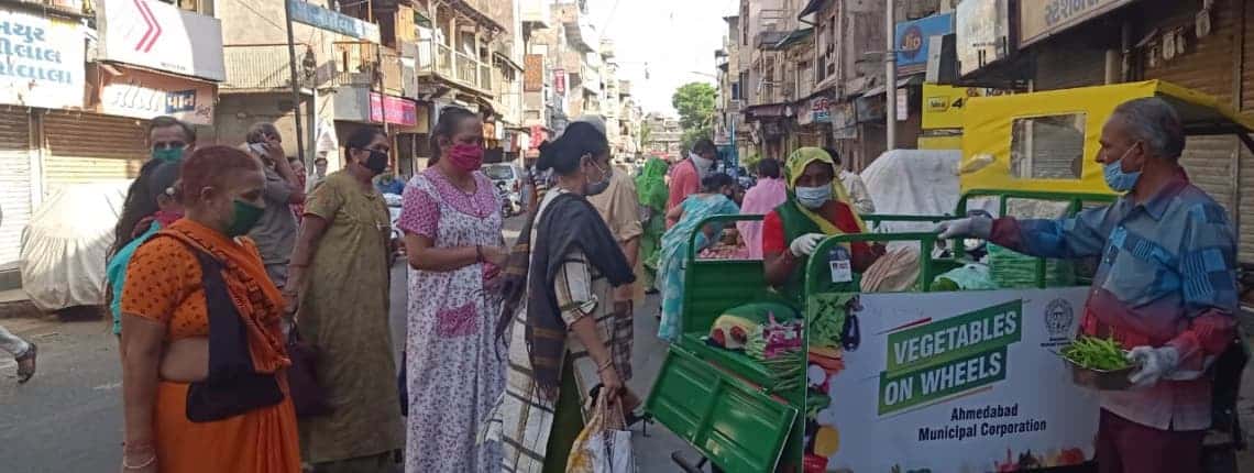 Street vendors social distancing in India