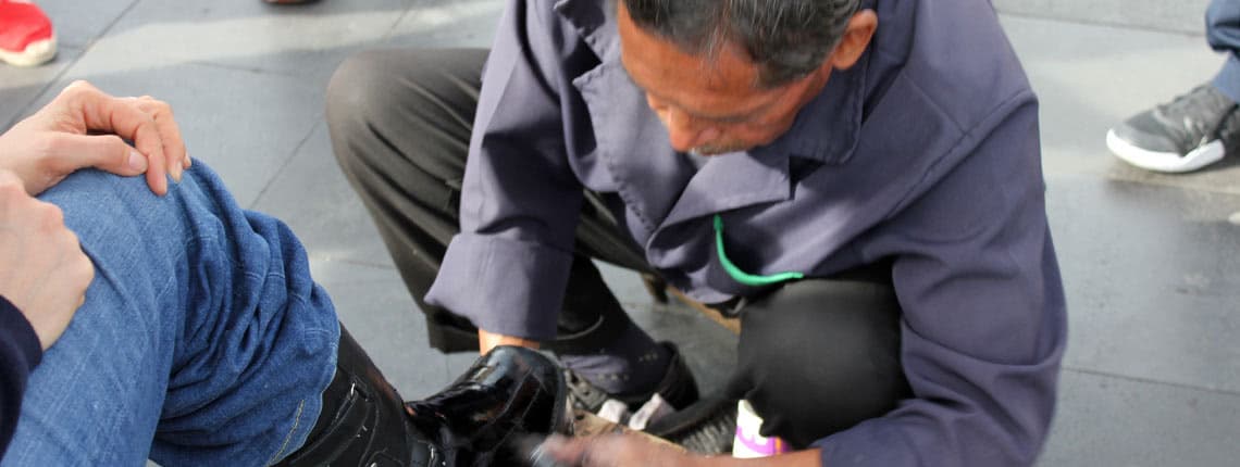 Bolero (Shoe shiner) en la calle en CDMX