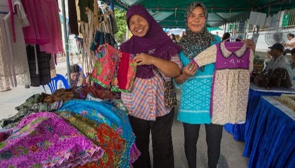 Aurapin sells her wares in the market