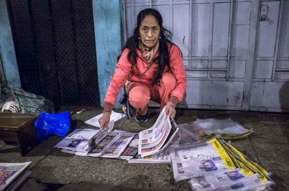 street newspaper vendor Lima