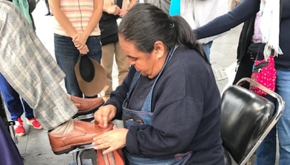 Shoe shiner in Mexico City