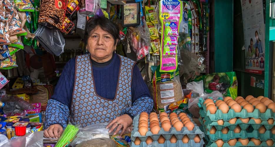 Photo : Feliciana Carcasi Luque vend de la nourriture au Mercado Modelo Pamplona à Lima, où certain·e·s vendeuse·eur·s de produits essentiels ont été autorisé·e·s à rester au travail. Photo de Juan Arredondo, Getty Images Reportage.