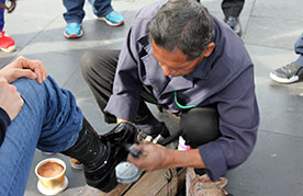 Bolero (Shoe shiner) en la calle en CDMX