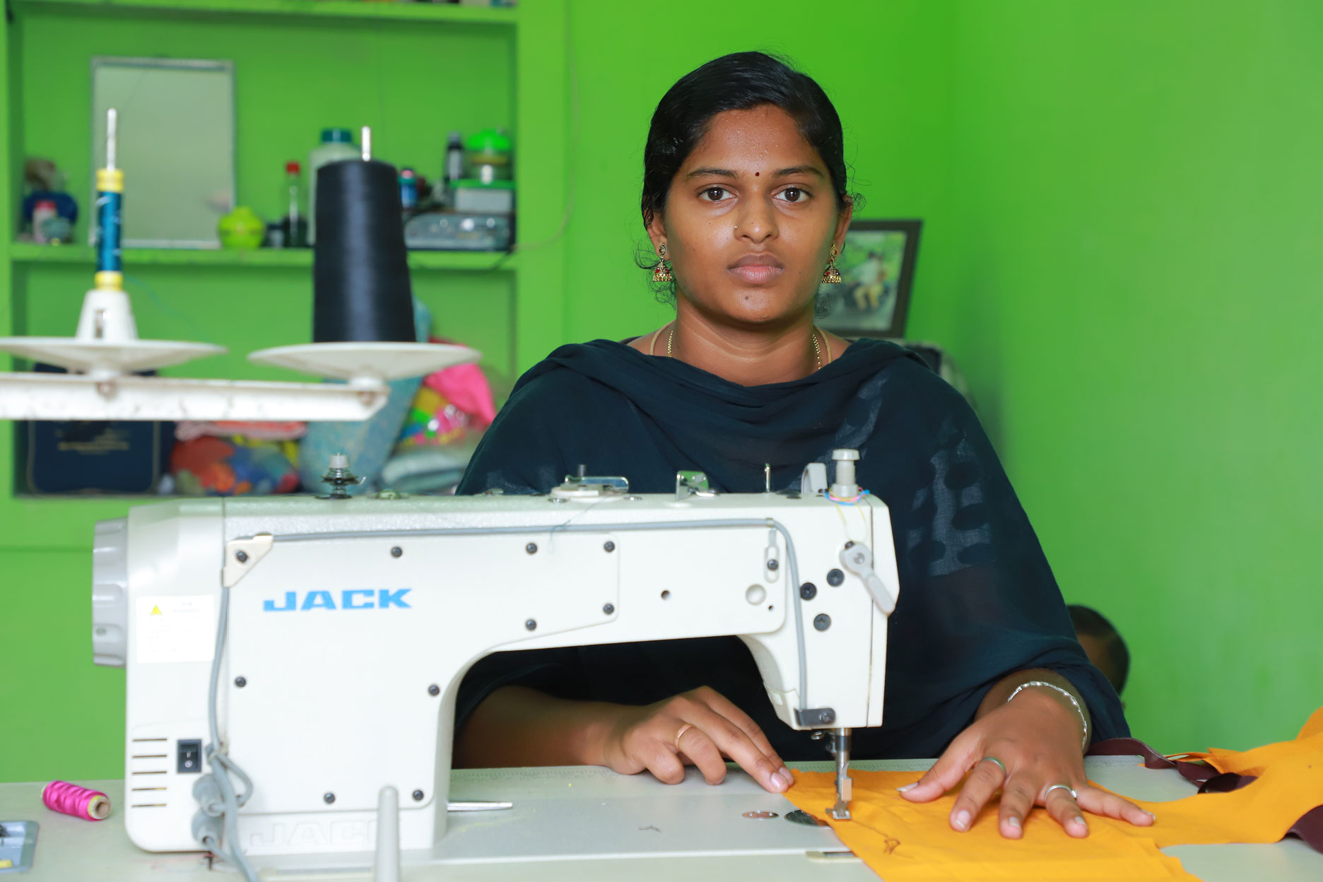 Saranya, de 23 años, se dedica a coser y tejer cestas en su hogar en Tirupur (India)