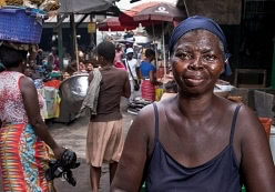 Mujer en mercado ghanés