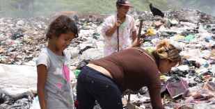Recicladoras y una niña en República Dominicana