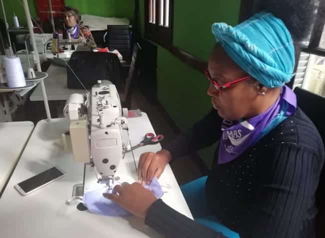 Una trabajadora en domicilio uruguaya cosiendo una mascarilla