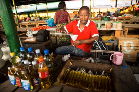 Un vendedor en Kitwe, Zambia, vende aceite en pequeñas y asequibles cantidades