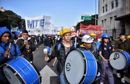 Des membres du MTE tiennent une manifestation à Buenos Aires, en Argentine